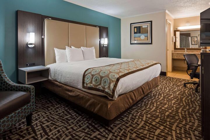 1 King Bed Work Desk Refrigerator WiFi Shower Only Full Breakfast (10 of 13)