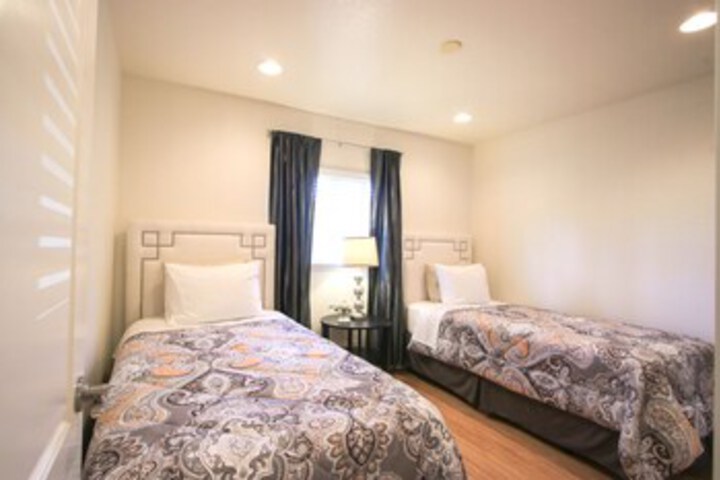 Room 5 of 9