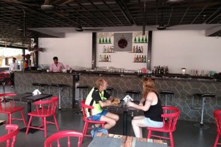 Lounge 22 of 32