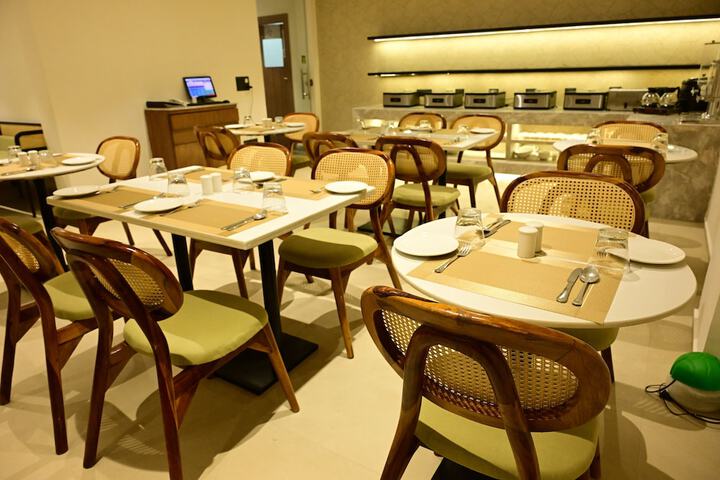 Dining 35 of 48