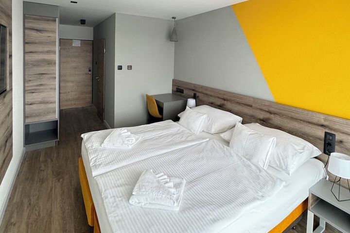 Room 8 of 27