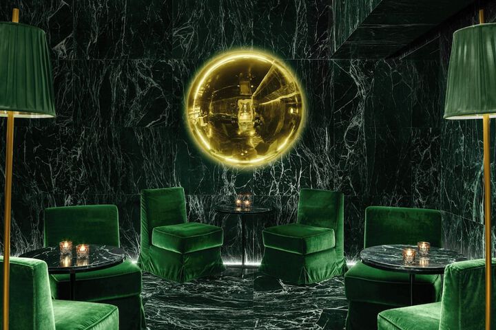 Lounge 76 of 82