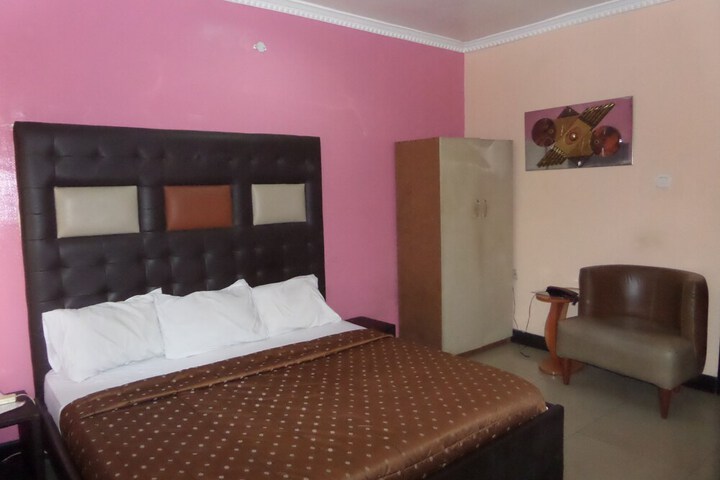 Room 5 of 18