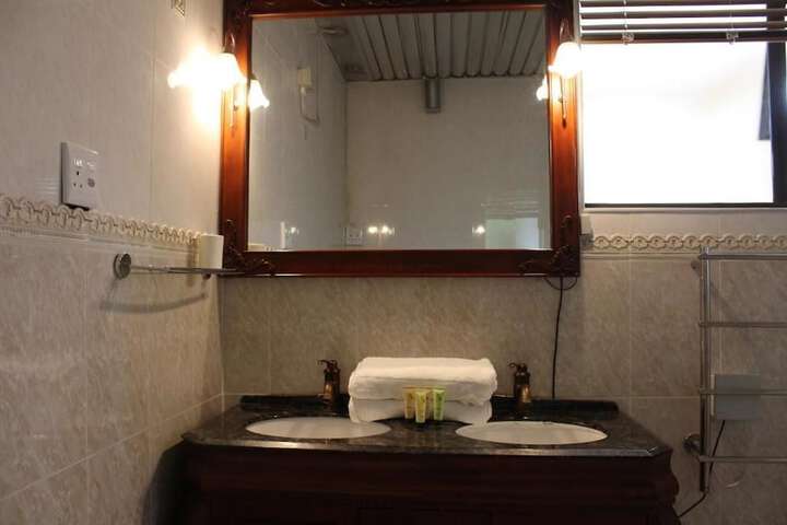 Room 32 of 60