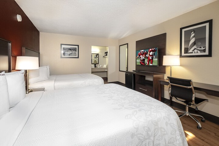 2 Queen Beds (1 of 9)