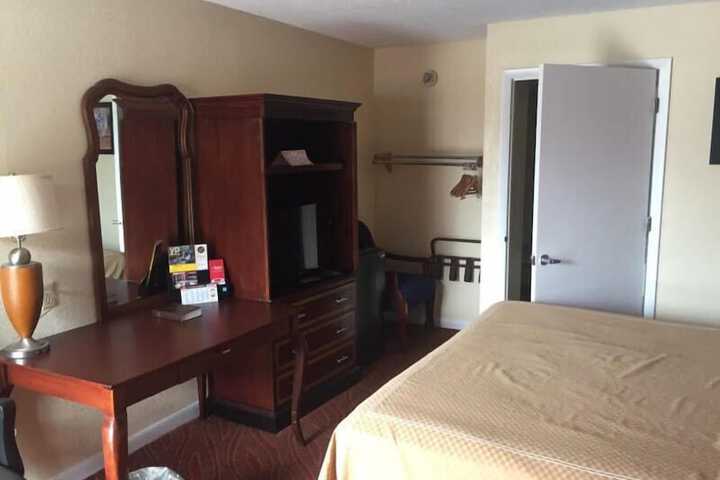 1 King Bed (6 of 9)