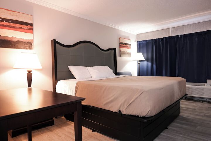 1 King Bed (7 of 9)