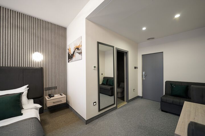Room 42 of 209