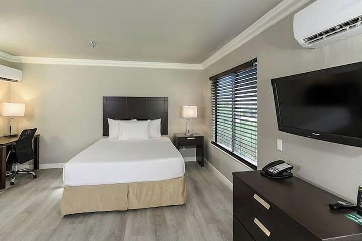Deluxe Queen Bed (4 of 17)