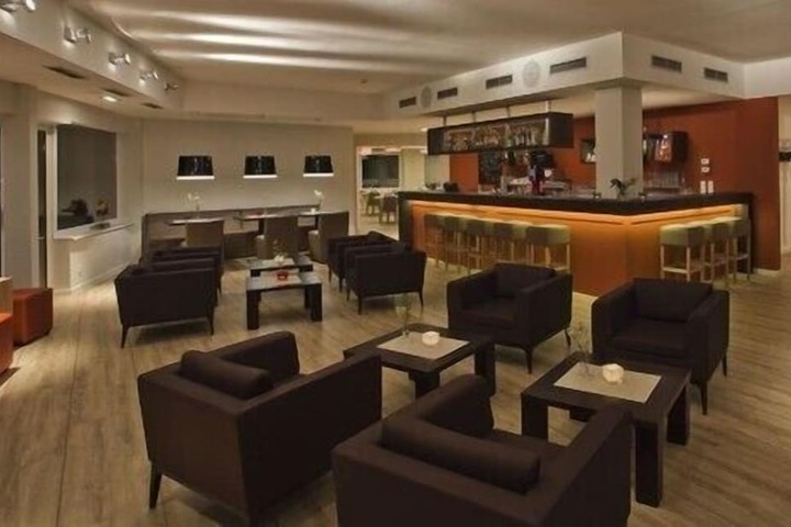 Lounge 30 of 50