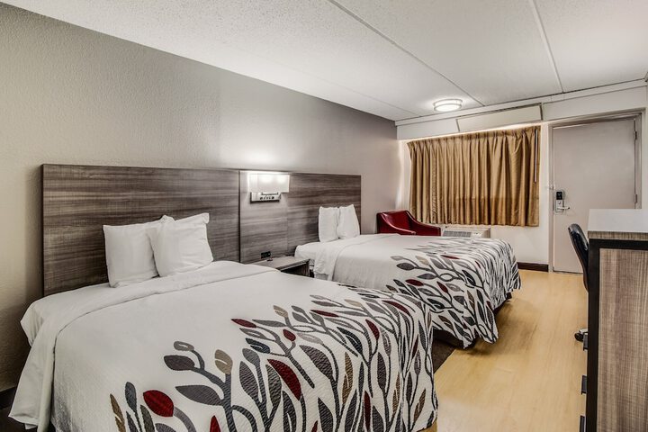 2 Double Beds (7 of 10)