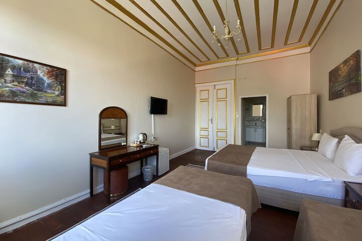 Room 12 of 38
