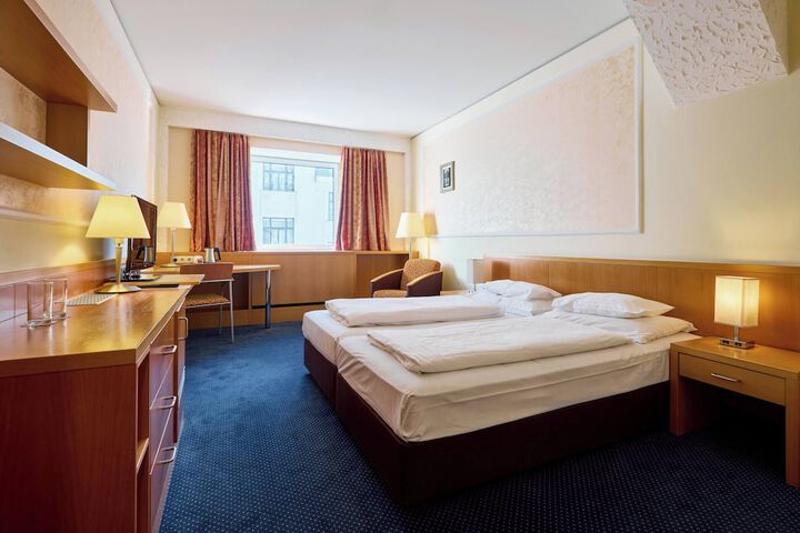 Room 32 of 70