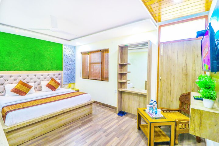 Room 6 of 28