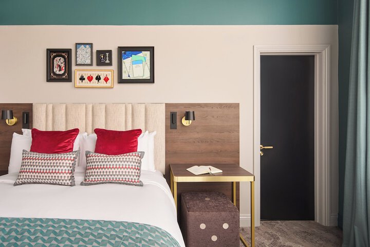 Room 16 of 109