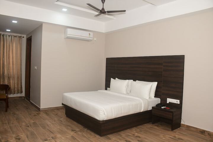 Room 5 of 28