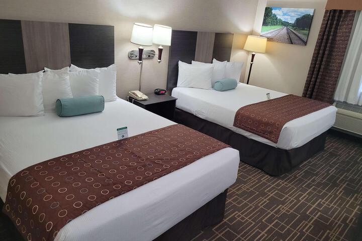 2 Queen Beds Refrigerator, Microwave High Speed Internet Accessible Full Breakfast (5 of 14)