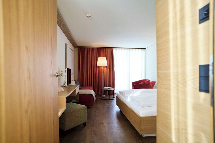 Room 3 of 73