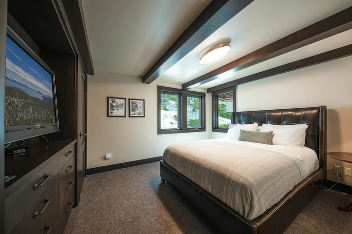 Room 6 of 10