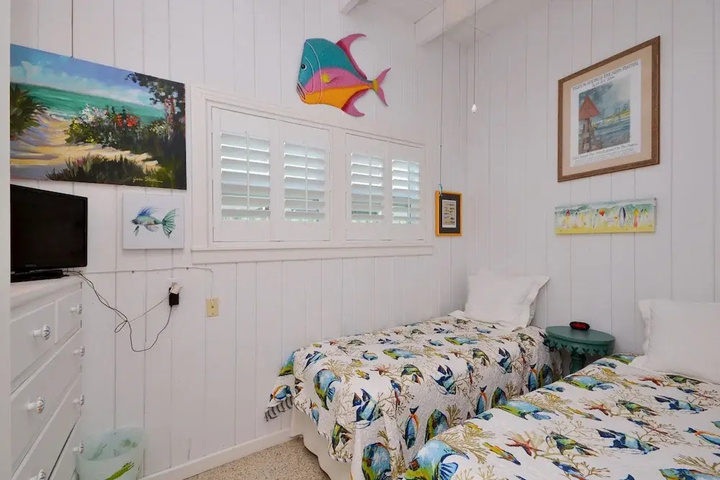 Room 4 of 18