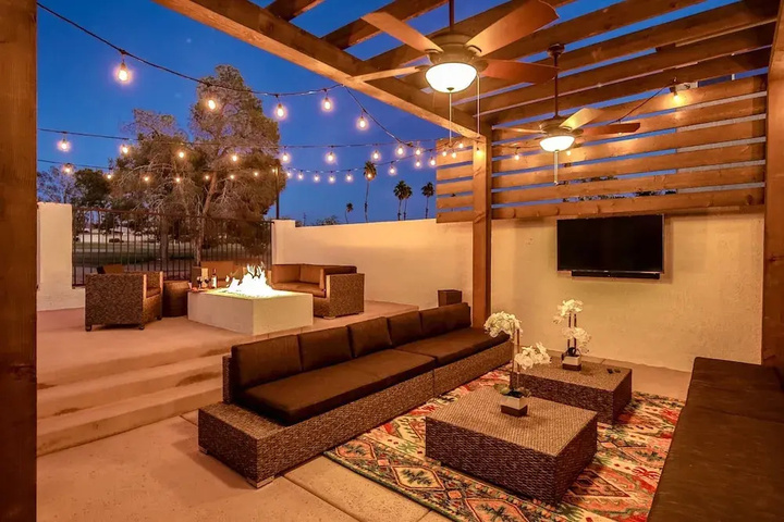 Exterior of 690 Avenida Laredo