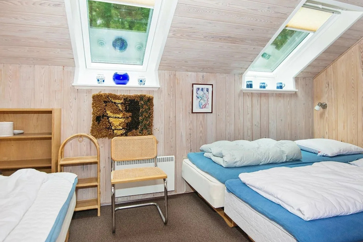 Room 6 of 18