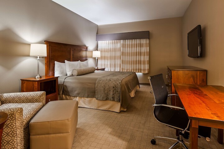 1 King Bed Microwave and Refrigerator WiFi Full Breakfast (16 of 18)