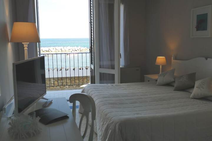 Room 8 of 48
