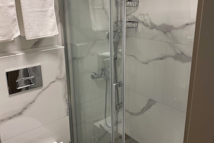Room 70 of 93