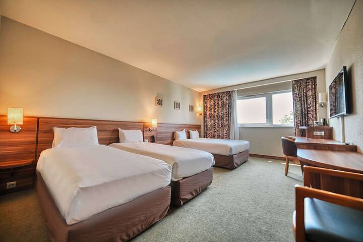 Room 34 of 176