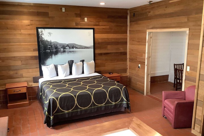 Deluxe King Bed (8 of 13)