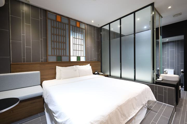 Room 6 of 17