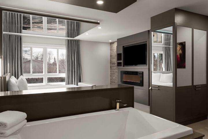 Hot Tub 44 of 60
