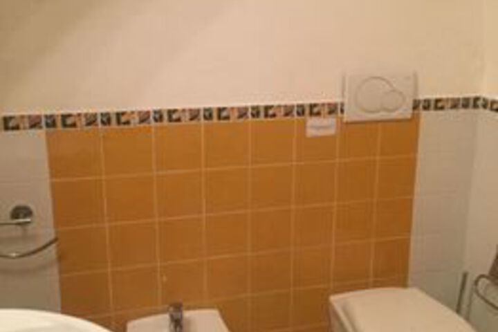 Room 8 of 100