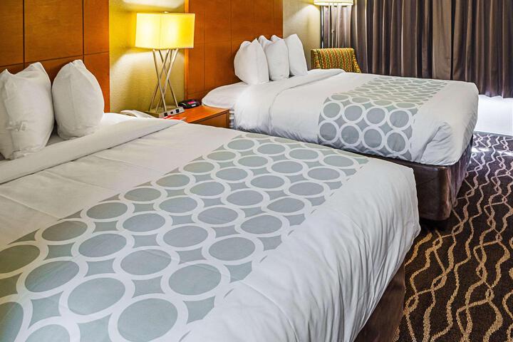 2 Queen Beds (9 of 10)