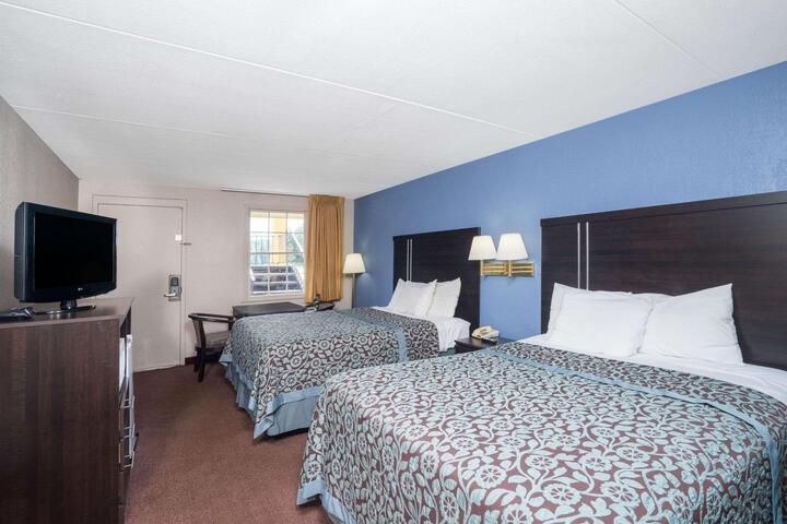 1 Queen Bed (7 of 10)