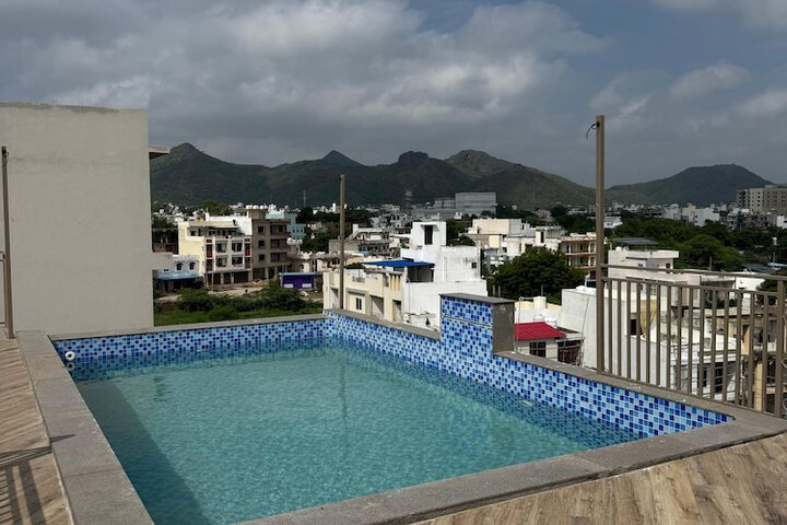Pool 10 of 15
