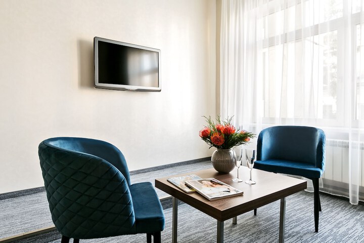 Room 13 of 33