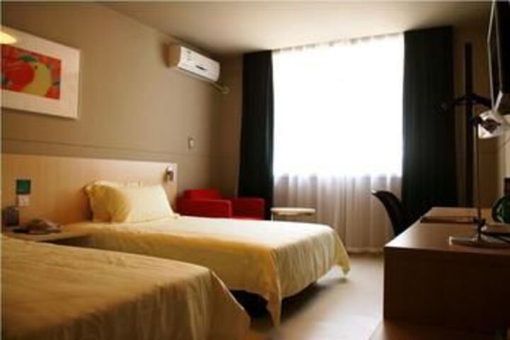 Room 11 of 29