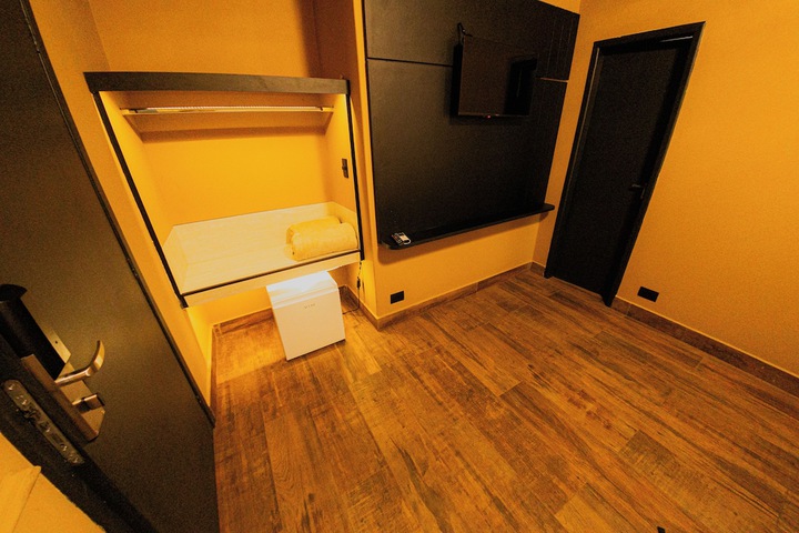 Room 9 of 30