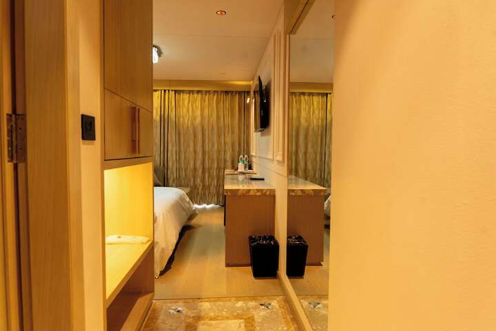 Room 35 of 143