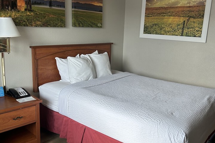 1 Queen Bed (4 of 21)