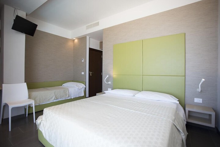 Room 6 of 46