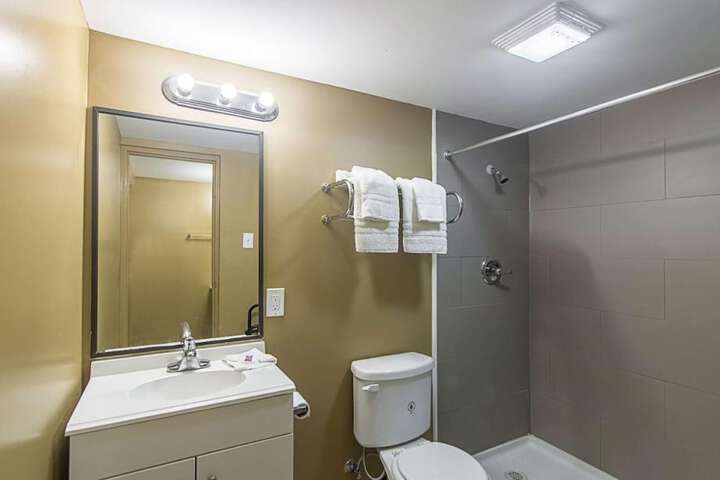 2 Double Beds (14 of 15)