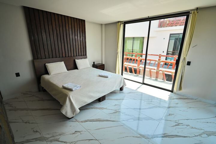 Room 6 of 18