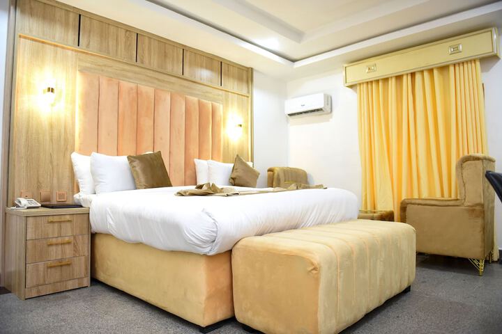 Room 6 of 25