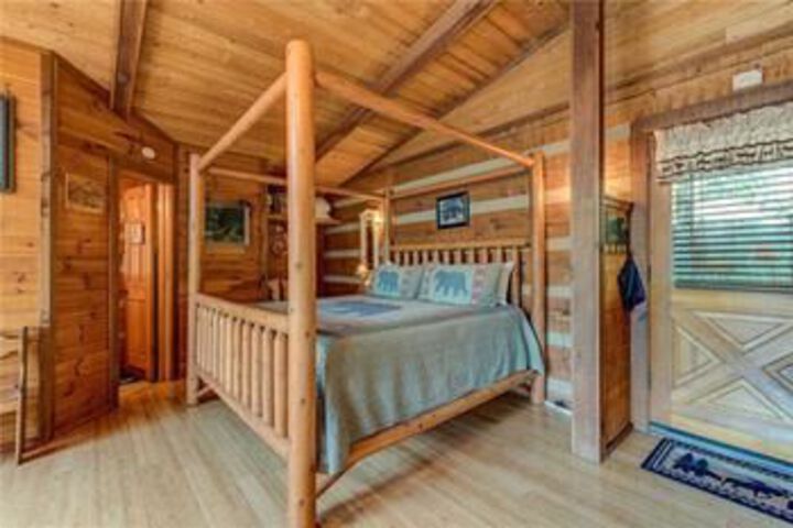 Rustic Charm 1 Bedroom Home with Hot Tub