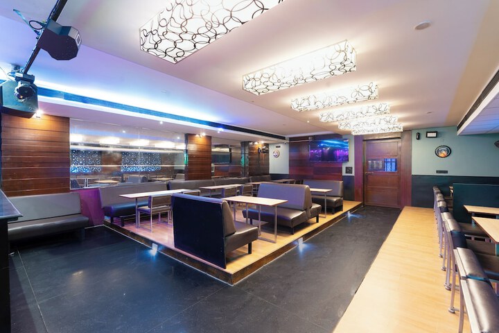 Lounge 27 of 37