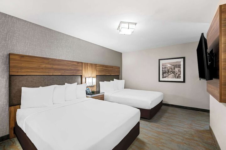 2 Queen Beds (10 of 27)