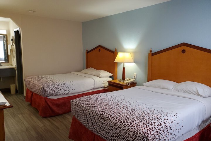 1 Queen Bed (6 of 20)